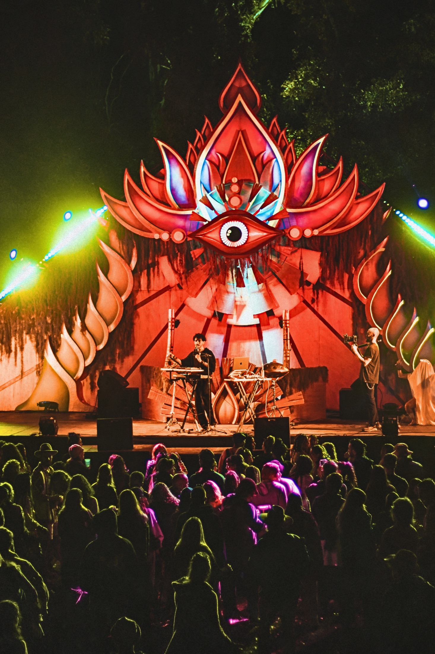 Live Set — between two worlds, high energy dance performance